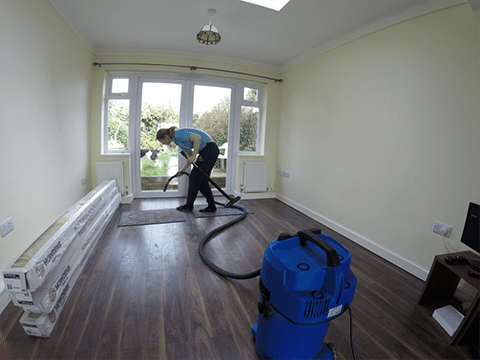 Quels services l'entreprise propose-t-elle pour la restauration des lieux après la fin des travaux ? L'objectif du nettoyage final de chantier est de restaurer les locaux à leur condition originale et impeccable. Les lieux, si c'est une rénovation, doivent être rétablis dans leur condition antérieure à la réalisation des travaux. Les services effectués par des sociétés spécialisées ou délégués au maître d'œuvre comprennent : Retrait de tous les éléments de protection tels que les bâches, etc. Enlèvement des débris, ordures, résidus et tous types de matériaux de construction. Nettoyage et lavage des murs. Nettoyage, décapage et balayage des revêtements de sol. Nettoyage et désinfection des espaces, en particulier les toilettes et la cuisine. Nettoyage de toutes les surfaces par dépoussiérage. Nettoyage et élimination de toutes les traces de colle, peinture, ciment, etc. Nettoyage et lavage de toutes les surfaces extérieures : sols, murs, toiture si nécessaire. Lavage et dégraissage des fenêtres à l'extérieur et à l'intérieur de l'édifice. Quelles sont les étapes d'un nettoyage final de chantier ? Indépendamment de la taille du chantier, l'entretien et la restauration se déroulent par phases dans un ordre rigoureux et détaillé. Une fois achevée la construction ou la rénovation, les espaces doivent être préparés pour accueillir les résidents. Il est primordial de maintenir la propreté du site de construction. Le spécialiste en nettoyage post-construction suit cette procédure : Élimination des débris et décombres vers un centre de tri autorisé à traiter ces résidus et matériaux de construction. Suppression, dégraissage et nettoyage de toutes les marques de peinture, colle et résidus de ciment sur le sol et les murs, tant à l'intérieur qu'à l'extérieur du bâtiment. Nettoyage et lavage des murs. Nettoyage et désinfection des toilettes et de la cuisine si nécessaire. Nettoyage complet de toutes les surfaces des locaux et des conduits de ventilation. Nettoyage final des fenêtres, du sol et des murs. Ventilation des espaces. Pour ce qui est de l’élimination des débris et résidus, chaque entreprise participant aux travaux du site est obligée de se débarrasser de ses déchets au fur et à mesure. Combien coûte un nettoyage de fin de chantier ? Dans la majorité des cas, le coût et les services d'un nettoyage post-travaux sont intégrés à l'estimation fournie par l'entreprise responsable des travaux. Dans le cas où la restauration est à la responsabilité des particuliers ou clients, notez que son coût dépasse celui des services de nettoyage standard. Le coût fluctue selon la taille du bâtiment à restaurer, le genre de services requis et le nombre de travailleurs affectés à la tâche de nettoyage. Pour le décapage du sol, prévoyez un coût d'environ 3 €/m² incluant un service de métallisation. Le coût observé pour l'élimination des déchets est de 20 €/m³. Les prestations de nettoyage pour la finition des travaux sont généralement tarifées sur une base forfaitaire. Le coût d'un forfait pour le décapage, le nettoyage et le déblaiement avoisine les 4 €/m². La qualité des travaux de construction ou de rénovation sur les chantiers dépend aussi de la qualité de la remise en état des lieux. Le nettoyage final du chantier est réalisé juste avant l’inspection des travaux. Il contribue activement à la satisfaction du client en tant que maître d'ouvrage. Si la société chargée du projet ne s'occupe pas du nettoyage final, sollicitez plusieurs estimations et un cahier des charges détaillé auprès d'entreprises spécialisées.